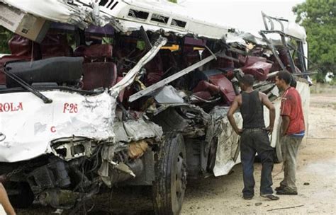 Mueren 9 personas en accidente de autobús y un camión en República Dominicana